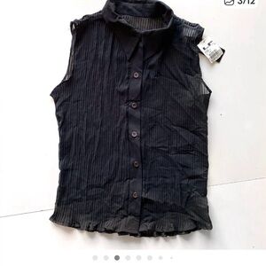 Chic Black Sleeveless Button-Up Top
